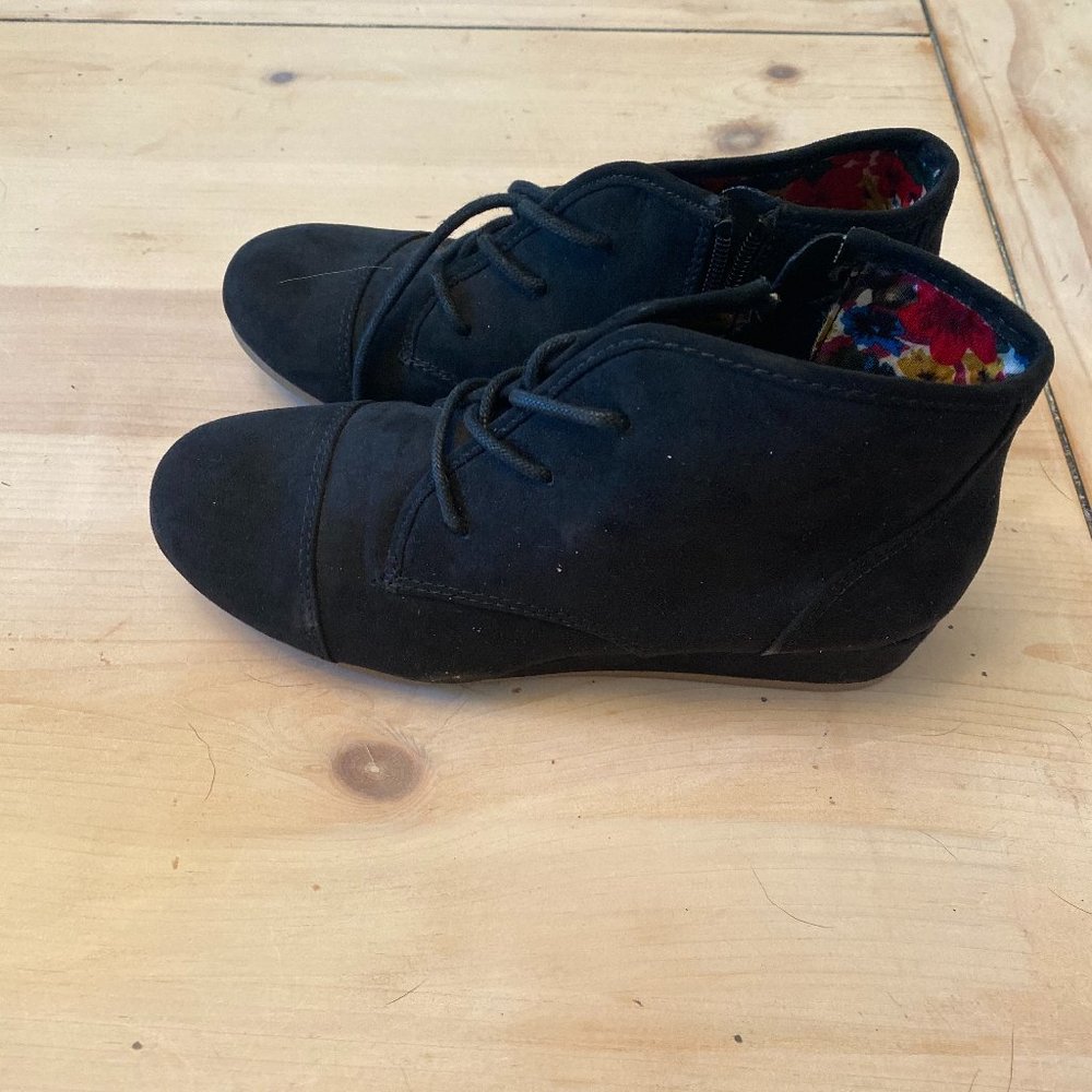 Black wedges